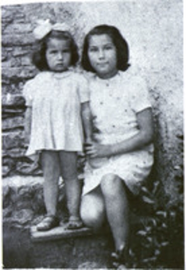 2 μικρά κορίτσια σε αυλή