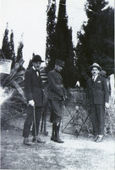 3 άνδρες σε υπαίθριο χώρο