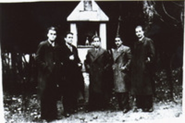 Πέντε άτομα μπροστά από ένα εικονοστάσι