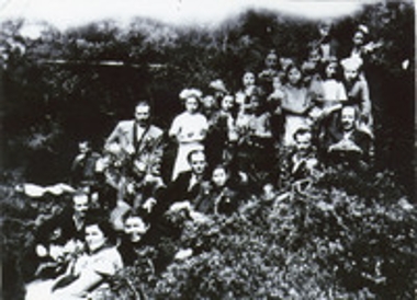 Πλήθος ανθρώπων κατά τη διάρκεια εκδρομής