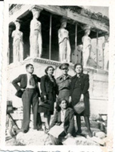 Επισκέπτες στο  Ερέχθειο στον βράχο της Ακρόπολης.