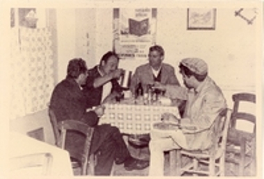 Θαμώνες ταβέρνας στα Καλάβρυτα