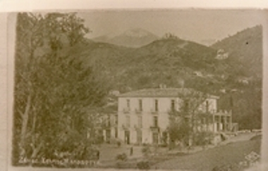 Άποψη του ξενοδοχείου Χελμός καθώς και τμήματος της πόλης των Καλαβρύτων  πριν τον πόλεμο.