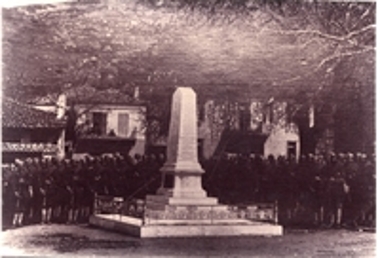 Άγημα στο μνημείο των Πεσόντων, στην πλατεία των Καλαβρύτων