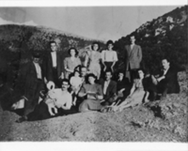 Παρέα Καλαβρυτινών στην εξοχή των Καλαβρύτων