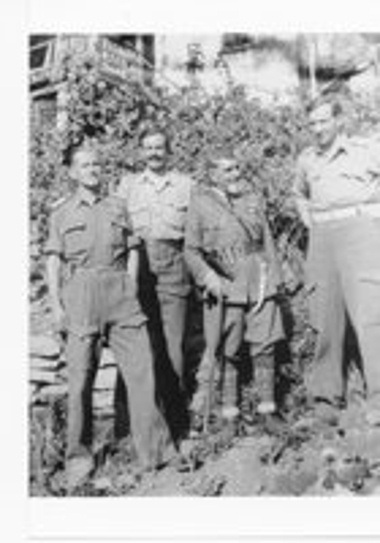 Ο Αντισμήναρχος Δημήτριος Μίχος με Άγγλους αξιωματικούς