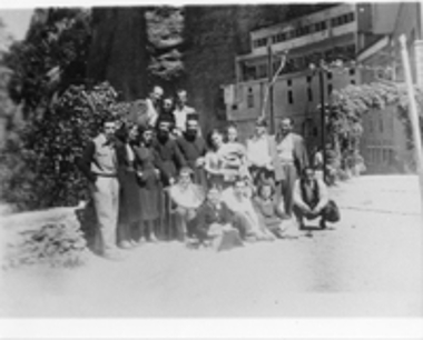 Παρέα Καλαβρυτινών σε εκδρομή στο Μέγα Σπήλαιο