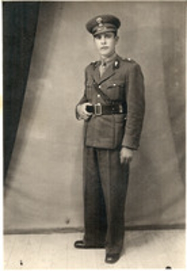 Άνδρας ντυμένος  με στρατιωτική ενδυμασία