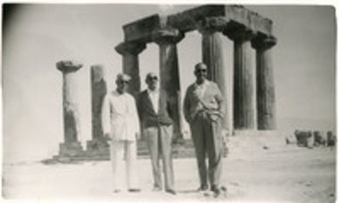 Αναμνηστική  φωτογραφία που απεικονίζει τρεις ηλικιωμένους άνδρες