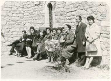 Ομάδα ατόμων σε προαύλιο εκκλησίας