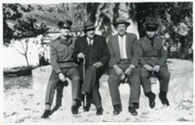 4 άτομα σε πλατεία