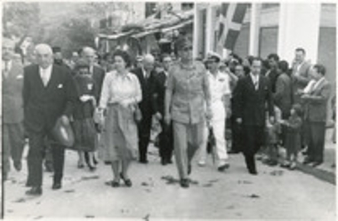 Η βασίλισσα Φρειδερίκη ο βασιλιάς Παύλος στα Καλάβρυτα