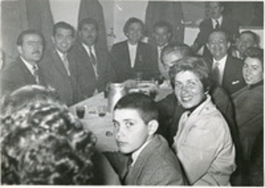 Παρέα Καλαβρυτινών σε στιγμές οινοποσίας