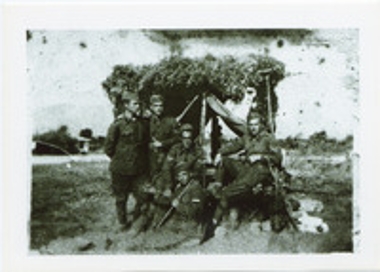 5 φαντάροι σε στρατόπεδο