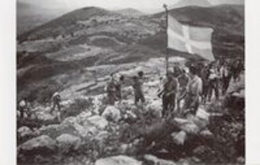 Μέλη της Εθνικής Αντίστασης με την Ελληνική σημαία στα βουνά.