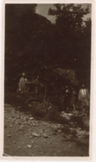 Καλαβρυτινοί  σε γέφυρα του Οδοντωτού Σιδηροδρόμου στο ύψος του χωριού Ζαχλωρού.