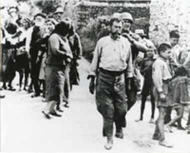 Γερμανός στρατιώτης να οδηγεί ένα Κρητικό χωρικό  προς άγνωστη κατεύθυνση