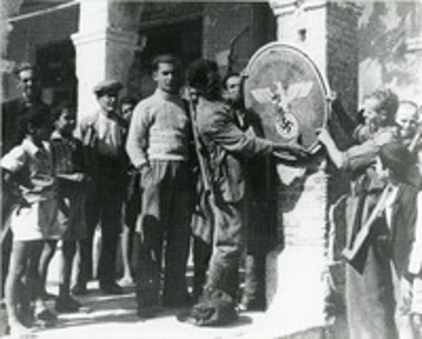 Η αποκαθήλωση του αγκυλωτού σταυρού