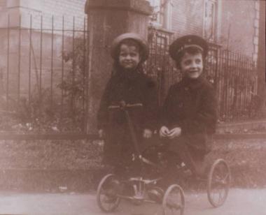 The children of Constantine Caratheodory, Stefanos and Despoina.