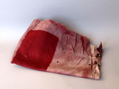 Η ματωμένη σημαία που ο Νίκος Καζαντζάκης βρήκε κρυμμένη στο αμπέχονο νεκρού στρατιώτη