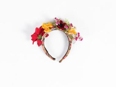 ΣΤΕΚΑ ΜΕ ΛΟΥΛΟΥΔΙΑ ΠΑΡΑΔΟΣΙΑΚΗΣ ΓΥΝΑΙΚΕΙΑΣ ΦΟΡΕΣΙΑΣ ΔΙΔΥΜΟΤΕΙΧΟΥ