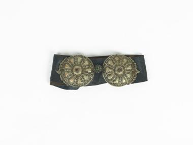 BUCKLED LEATHER BELT OF THE WOMEN’S TRADITIONAL COSTUME OF ALEXANDREIA WITH A BLUE SAYIAS
