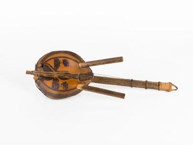 BALKAN STRINGED MUSICAL INSTRUMENT