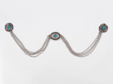 PIECE OF JEWELLERY WITH CHAIN, PART OF THE TRADITIONAL COSTUME OF ALEXANDREIA WITH A BLUE SAYIAS