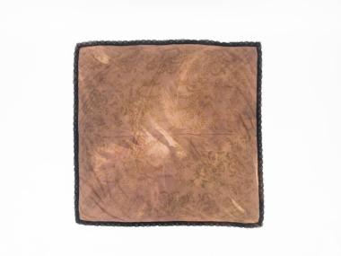 ΜΑΝΤΗΛΙ ΚΕΦΑΛΗΣ ΜΕ ΔΑΝΤΕΛΑ ΠΑΡΑΔΟΣΙΑΚΗΣ ΦΟΡΕΣΙΑΣ ΗΛΙΚΙΩΜΕΝΗΣ ΝΑΟΥΣΑΣ