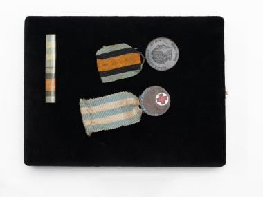 Θήκη με τα παράσημα και τις διεμβολές τους, της Μακεδονομάχου Δασκάλας Αγγελικής Μεταλλινού-Τσιώμου.