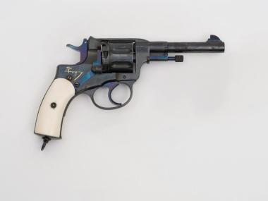 Περίστροφο τύπου NAGANT BREVETE LIEGE 1898 με θήκη του Κενάν Μεσαρέ