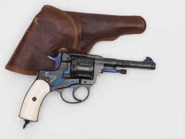 Περίστροφο τύπου NAGANT BREVETE LIEGE 1898 με θήκη του Κενάν Μεσαρέ.