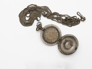 Seal with case and silver 8 strand chain of Kapetan Makas