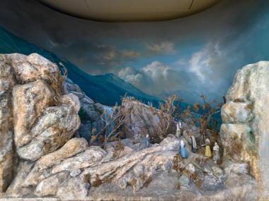 Diorama depicting the women of Naousa falling in Arapitsa, pursued by the Ottoman army in 1822.