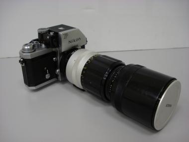 ΦΩΤΟΓΡΑΦΙΚΗ ΜΗΧΑΝΗ NIKON F ΣΕ ΘΗΚΗ ΜΕ ΤΕΣΣΕΡΙΣ ΦΑΚΟΥΣ