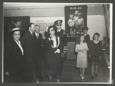 Βασιλεύς Παύλος, Βασίλισσα Φρειδερίκη, Διάδοχος Κωνσταντίνος και  Πριγκίπισσα Σοφία στα εγκαίνια της έκθεσης για τη δράση του φιλανθρωπικού ιδρύματος 