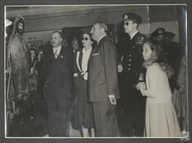 Βασιλεύς Παύλος, Βασίλισσα Φρειδερίκη και  Πριγκίπισσα Σοφία στα εγκαίνια της έκθεσης για τη δράση του φιλανθρωπικού ιδρύματος 