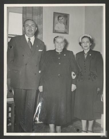 Επαμεινώνδας Πετραλιάς, Νίνα Πετραλιά και κ. Βακάλη (αποθηκάριος ιματισμού του φιλανθρωπικού ιδρύματος 