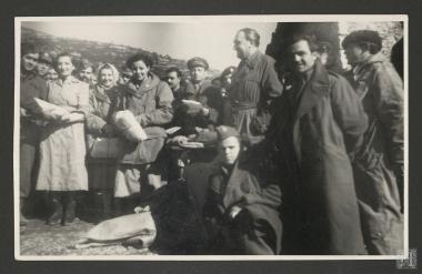 Επαμεινώνδας Πετραλιάς, Έλλη Ιατρού, Λόπη Θηβαίου, Ασπασία Ιατρού με εθελόντριες του φιλανθρωπικού ιδρύματος 