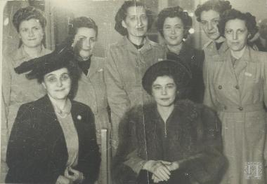 Βασίλισσα Φρειδερίκη, Νίνα Πετραλιά, Ασπασία Ιατρού, Χρ. Μούτσου, Λόπη Θηβαίου, Μαρία Παπάγου (σύζυγος Στρατάρχη Αλεξάνδρου Παπάγου)