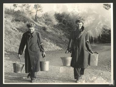 Ελληνες στρατιώτες, μεταφέροντας προμήθειες