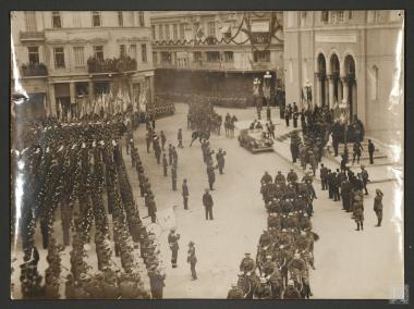 Βασιλεύς Γεώργιος Β΄ φθάνοντας στην Μητρόπολη Αθηνών