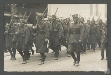 Οι  Έλληνες στρατιώτες τραγουδούν με ενθουσιασμό