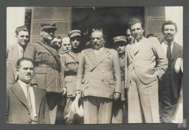 Γεώργιος Κονδύλης (κέντρο), πίσω αριστέρα διακρίνεται ο Στρατηγός Γεώργιος Κουρούκλης