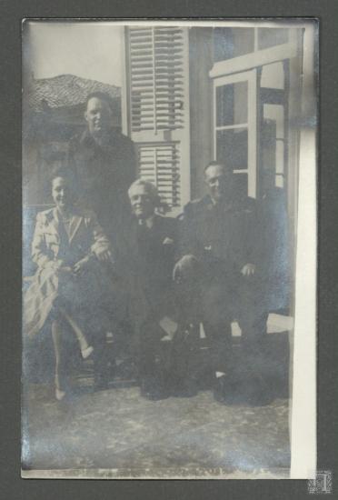 Θάνος Πετραλιάς (κέντρο)