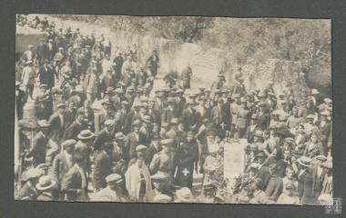 Πλήθος λαού υποδέχεται τον Παναγή Τσαλδάρη στην οικία του στο Καμάρι Κορινθίας