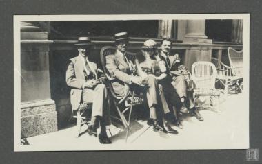 Πρίγκιπας Ανδρέας (κέντρο) και Θάνος Πετραλιάς (δεξιά)