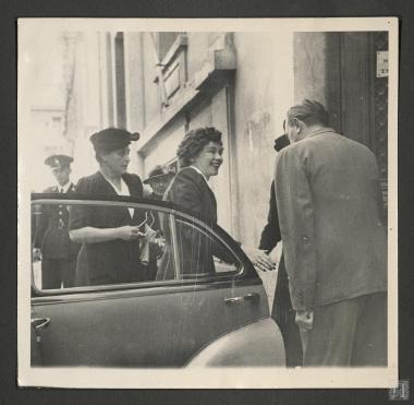 Η Βασίλισσα Φρειδερίκη υποδεχόμενη από την Μ. Παπάγου και τον Επαμεινώνδα Πετραλιά στα γραφεία του φιλανθρωπικού ιδρύματος 