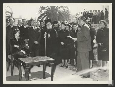 Θεμέλιος λίθος ΚΑΤ (Κέντρο Αποκατάστασης Τραυματιών). Διακρίνονται: Π. Κανελλόπουλος, Παύλος Λελούδας (Αυλάρχης Βασίλισσας Φρειδερίκης),  ο Διοικητής του ΚΑΤ και  Αρχίατρος Ν. Βρυώνης με την σύζυγό του, Χρ. Κατσάμπα, Επαμεινώνδας και Νίνα Πετραλιά