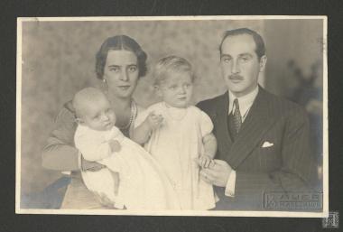 Carte postale. Φωτογραφία του Πρίγκιπα Βερθόλδου (Berthold) της Βάδης με την σύζυγό του Θεοδώρα, Πριγκίπισσα της Ελλάδας και κόρης του Πρίγκιπα Ανδρέα, μαζί με τα παιδιά τους